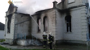 Под Киевом дотла сгорела церковь (фото, видео)