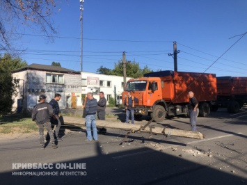 В Кривом Роге КАМАЗ снес столб