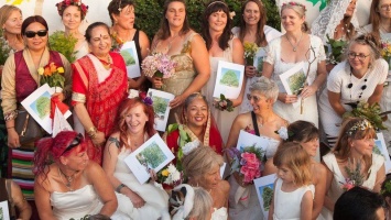 Женщины Бристоля организовали массовую свадьбу с деревьями: чтобы спасти их от вырубки
