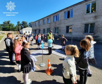 Дорожная грамота для дошкольников: В Кривом Роге патрульные проводят уроки на свежем воздухе с воспитанниками детских садов