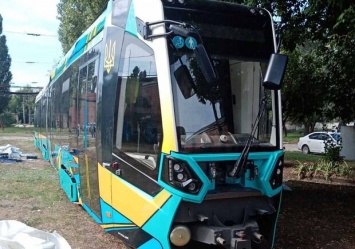 "Обкатают" на всех маршрутах: в Харькове появился низкопольный швейцарский трамвай Stadler