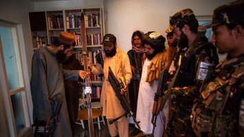 Талибы захватили посольство Норвегии: уничтожают вино, диски и детские книги (фото)