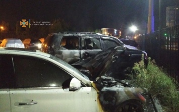 Ночью на парковке в Харькове неизвестные подожгли автомобиль "Infinity": огонь перекинулся на соседнюю машину, - ФОТО