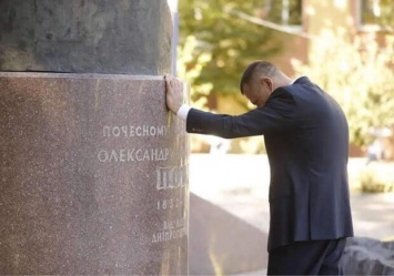 Очень символично: в Днепре нашли применение памятнику Петровскому