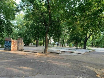 В Городском саду в Мариуполе выставили на продажу лакомый кусок земли, - ФОТО