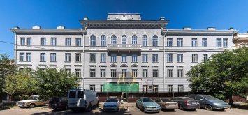На Базарной заканчивается реконструкция известной сталинки - бывшего корпуса Гидромета: с фасада убрали советский герб