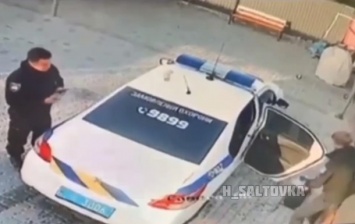 На Донбассе полицейские украли мусорную урну