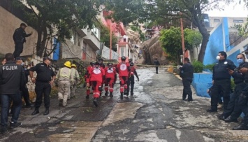 В Мексике скала рухнула на жилые дома