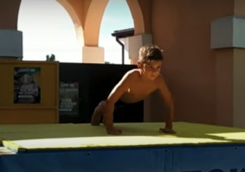 Вау: в Мелитополе 9-летний мальчик побил рекорд Украины по отжиманиям