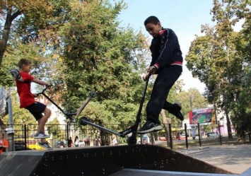 Современный и с трамплинами: в Одессе открыли новый скейт-парк