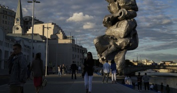 NZZ: "Москвичи увидели в скульптуре Урса Фишера огромную кучу дерьма - делает ли это их культурными невеждами