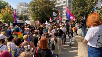 "Надо вакцинацию от дискриминации": в Харькове мирно прошел ЛГБТ-марш (видео)