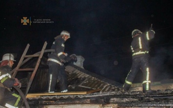 На Харьковщине из-за короткого замыкания загорелся частный дом: спасатели более четырех часов тушили пожар, - ФОТО