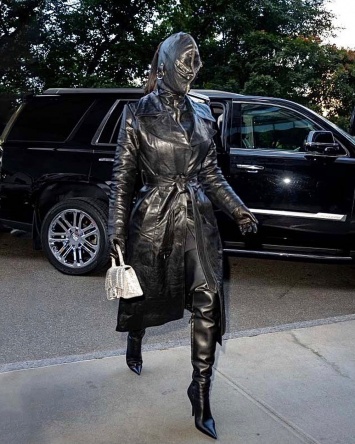 Образ дня: Ким Кардашьян в кожаной балаклаве Balenciaga