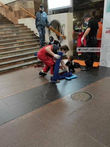 В Харьковском метро пассажир на костылях упал со ступеней и получил открытый перелом голени: мужчина в больнице, - ФОТО