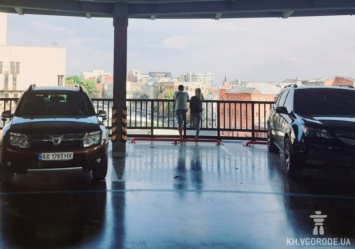 Вместо смотровой площадки: паркинг в центре Харькова стал местом для свиданий и фотосессий