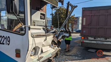 В Днепре возле речпорта столкнулись трамвай и зерновоз: есть пострадавшие