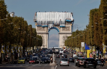 В Париже накрыли тканью Триумфальную арку