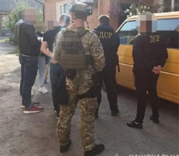 Сожгли магазины предпринимателю и требовали $250 тыс. в биткоинах: в Тернопольской области задержали банду вымогателей