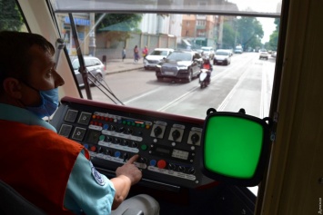 Во всех одесских трамваях и троллейбусах теперь можно рассчитаться при помощи смартфона