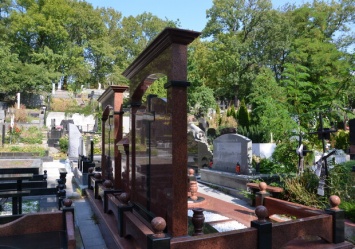 VIP-могилы: в Киеве чиновники продавали места на кладбищах за 50 тысяч долларов