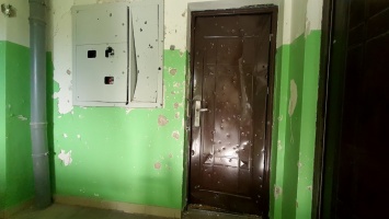 В Трехизбенке люди вывозят мебель из разрушенных квартир, пострадавших после обстрела боевиков «ЛНР» (фото)