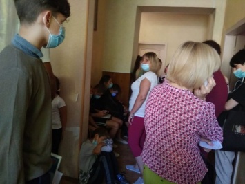Павлоградские медики не справляются с потоком больных, которые заполняют коридоры амбулаторий