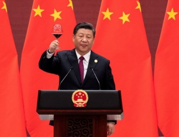 Не время сейчас. Байден хотел посмотреть в глаза Си Цзиньпину, но лидер Китая считает - рано