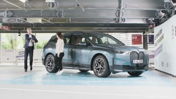BMW iX сам паркуется и заряжает батарею (ВИДЕО)