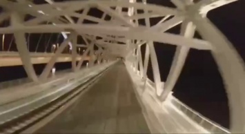 «Зацепер» из Благовещенска проехал по Крымскому мосту на крыше поезда