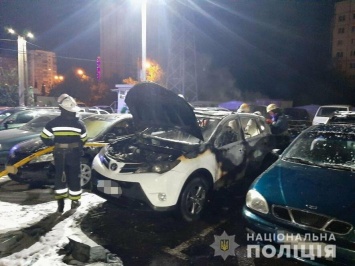 В Харькове неизвестные подожгли внедорожник на парковке: спасатели тушили сразу шесть автомобилей, - ФОТО