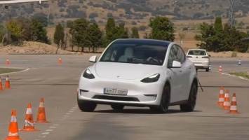 Tesla Model Y проверили на устойчивость и маневренность на дороге: видео