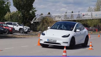 Электромобиль Tesla Model Y показала лучший результат в «лосином тесте» (ВИДЕО)
