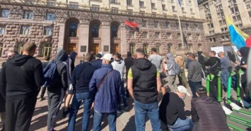 Под Киевсоветом ветераны АТО митинговали против советника Кличко: "Это агент влияния ФСБ"