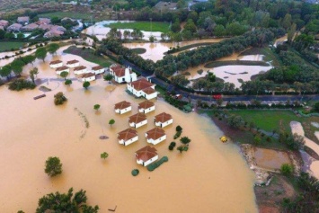 Южные регионы Франции накрыл масштабный потоп - за 2 часа выпала месячная норма осадков