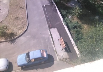 Сделал парковку с ограждением: в Днепре мужчина захватил землю во дворе многоэтажки