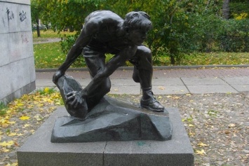 В Киеве на ВДНХ установили скульптуру "Булыжник - оружие пролетариата"