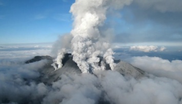 Из-за извержения вулкана в Японии повысили уровень опасности