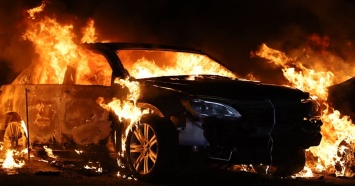 Пожар уничтожил 40 автомобилей: их должны были продать (фото и видео)