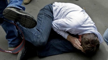 «Сидел на лужайке и читал книгу»: на Харьковщине трое подростков избили мужчину на детской площадке
