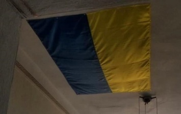 В Николаеве дырку в потолке райадминистрации замаскировали флагом Украины