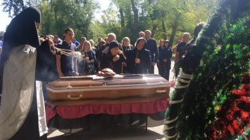 В последний путь: в Никополе похоронили погибшую при взрыве пресс-секретаря ГСЧС Дарью Гречищеву