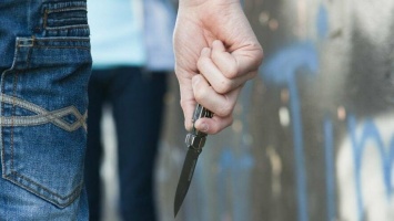 В Харькове неизвестные с ножом напали на мужчину: пострадавшего в тяжелом состоянии с ранением груди доставили в больницу