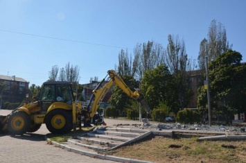 В Мариуполе демонтировали фонтан на проспекте Нахимова, - ФОТО