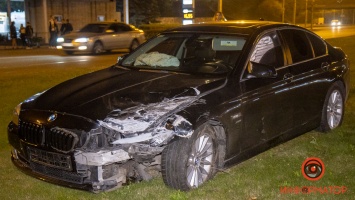 В Днепре на съезде с Кайдакского моста BMW врезался в Hyundai: обе машины вылетели с проезжей части