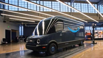 Прототип фургона доставки Rivian-Amazon замечен на дорогах (ВИДЕО)