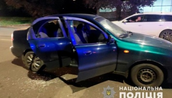 В Черновцах мужчина во время движения стрелял в авто, где находились трое детей
