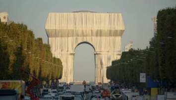 В Париже «упаковали» Триумфальную арку