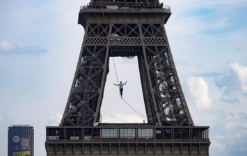 В Париже канатоходец прошел более полукилометра на высоте 70 метров