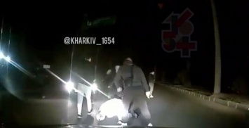 Кадры с избиением мужчины неизвестными посреди дороги: в Харькове полиция начала расследование и ищет свидетелей